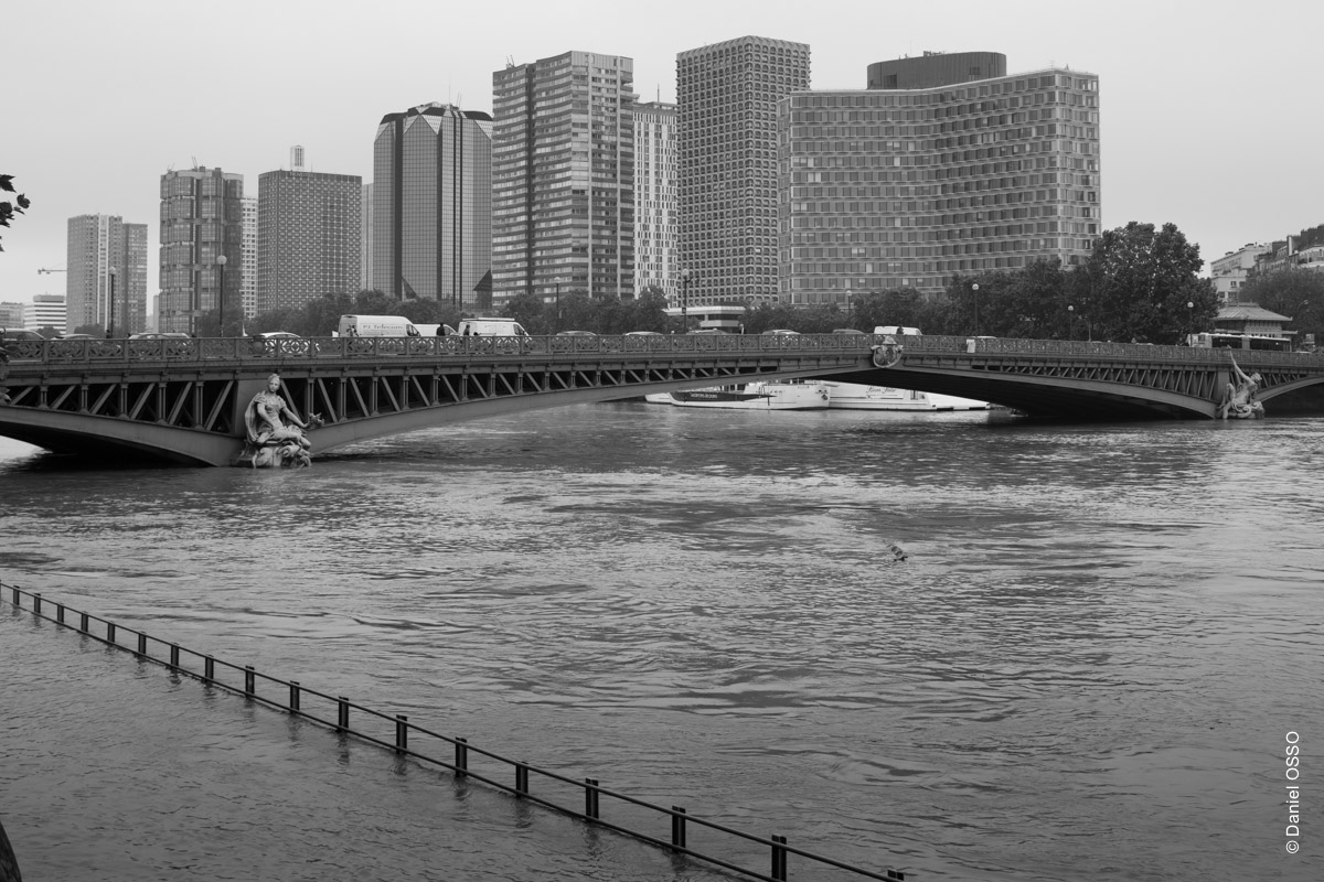 Paris crue de la Seine - juin 2016 - Le  pont Mirabeau.